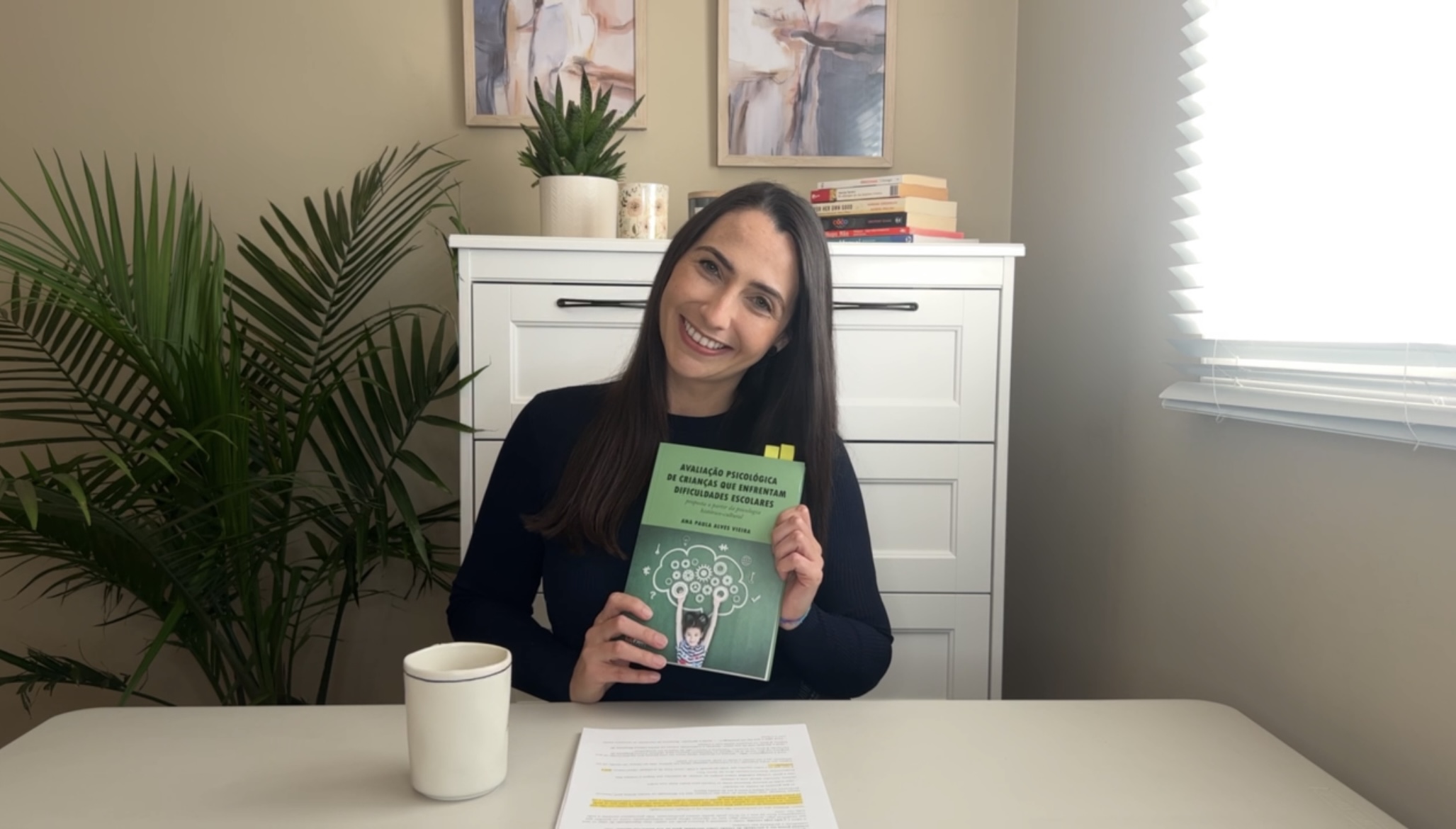 Ana Paula Alves Vieira com o livro Avaliação Psicológica de crianças que enfrentam dificuldades escolares